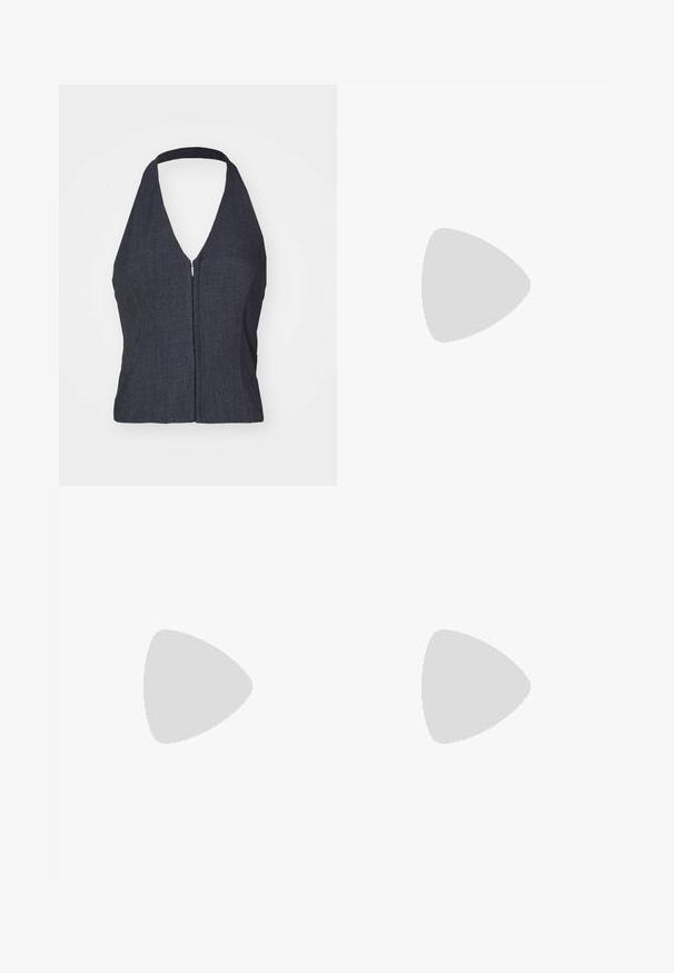 Top halter de mezclilla oscura con un escote en V profundo, cierre frontal de cremallera y diseño ajustado. Textura suave y estilo minimalista.; Falda de denim en índigo oscuro con una silueta ajustada, cinco bolsillos y costuras en amarillo contrastante. Cierre de botón metálico en la cintura.; Sandalias de slide moldeadas en rojo con la punta abierta, que cuentan con un tacón redondeado y grueso, y una textura suave. Combinadas con unos pantalones vaqueros azules.; Gafas de sol redondas con tinte marrón y un marco burdeos brillante. Patillas delgadas con un sutil detalle de marca. Diseño de lentes planos.