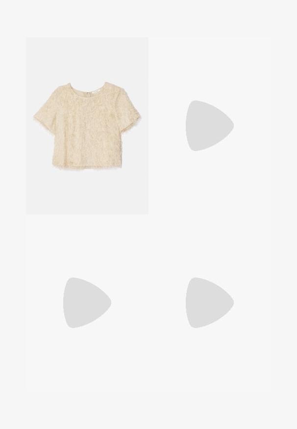 Κοντομάνικο, cropped τοπ σε ανοιχτό μπεζ, με χνουδωτή υφή και στρογγυλή λαιμόκοψη, που διαθέτει κρυφό φερμουάρ στην πλάτη.; Μια λευκή φούστα A-line φτιαγμένη από μαλακό ύφασμα, με εφαρμοστό μέσο και φαρδιά σιλουέτα που �πέφτει απαλά μέχρι το μισό του γόνατου.; Μπεζ σουέντ παπούτσι slingback με μυτερή μύτη και διαφανή, στρογγυλή φτέρνα. Λείο ύφασμα και μινιμάλ σχέδιο.; Σκούρο καφέ δερμάτινη τσάντα tote με δύο ανθεκτικές λαβές, σφιχτό επάνω μέρος και κλείσιμο με χρυσό κουμπί. Κείμενη επιφάνεια με ελάχιστες διακοσμήσεις.