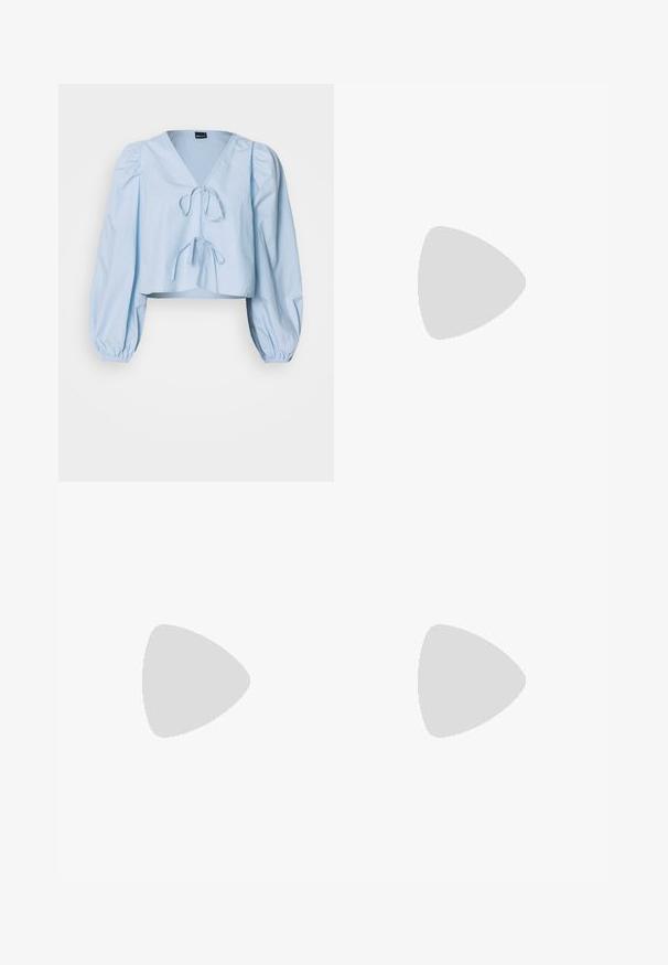 Lyseblå cropped bluse med V-hals, knyteåpning og puffede ermer. Laget av glatt stoff med elastiske mansjetter.; Lys gule vidde bukser med blomster mønster i blått. Elastisk midjebånd, myk tekstur, og rett snitt designet for komfort.; Hvit flip-flop med teksturert såle, som har tynne stropper og flatt design. Laget av gummi med en subtil logo på fotbunnen.; Solsikker med gullramme og grønne ovale linser og tynne metalldeler. Har klare plasttupper på armene for økt komfort.