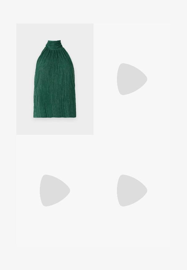 Haut plissé vert avec un col montant. Fait de tissu texturé, avec un design froncé et des stries verticales pour plus de dimension.; Jupe verte foncée de longueur mi-longue en tissu lisse et léger. Présente un design simple en A avec une légère évasement à l'ourlet.; Sandale noire à talons hauts avec un talon bloc, deux fines lanières et un accent doré. Fabriquée en cuir lisse avec une lanière de cheville ajustable.; Sac à main en cuir beige avec une forme triangulaire structurée, doté d'une anse en chaîne argentée et d'un logo en cursive en métal.