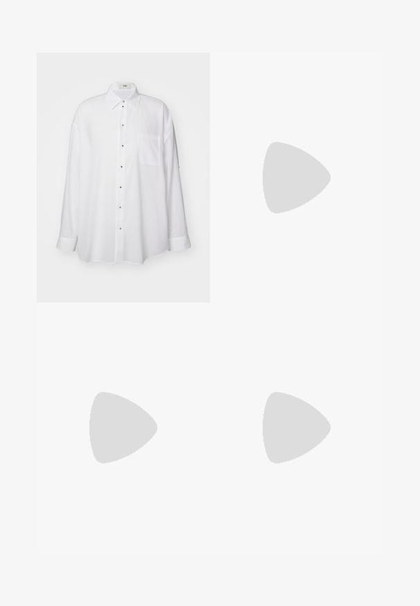 Chemise blanche oversize à manches longues, en tissu léger et texturé, boutonnière à l'avant avec des boutons noirs, poche poitrine unique, ourlet incurvé.; Tiger of Sweden ORBIT - Polo - birch bark; Shorts en coton beige avec une coupe droite, longueur genoux, dotés de deux poches frontales et de plis subtils pour une texture supplémentaire.; Tiger of Sweden ACADEMI - Chaussons - black