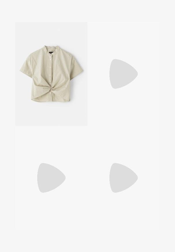 Blusa a maniche corte con colletto in verde chiaro con righe verticali bianche; presenta un dettaglio anteriore attorcigliato e chiusura a bottone. Tessuto di texture liscia.; Jeans in denim scuro con una vestibilità rilassata, caratterizzati da cuciture arancioni discrete, tasche frontali e una vita piatta con chiusura a bottone.; Scarpa mocassino beige chiaro, realizzata in suede, presenta dettagli cuciti sulla punta, suola in gomma testurizzata con piccole protuberanze e logo del marchio impresso sul lato.; Anello bianco con una finitura lucida, caratterizzato da un grande accento circolare dorato e tre piccole sfere dorate su un lato. Texture liscia.