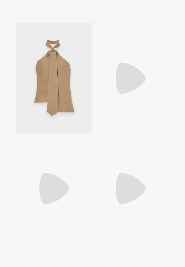Beige Haltertop mit einem Knoten-Detail am Hals und einer langen, sich verjüngenden Krawatte. Aus strukturiertem Stoff; verfügt über einen Reißverschluss auf der Rückseite zum Schließen.; Weite Hosen in einem hellbraun, aus strukturiertem Stoff. Mit vorderen Falten und einem angepassten Taillenbund. Einfaches Design ohne Sichtteile.; Schwarze Leder-Ballettschuhe mit abgerundeter Spitze, glatter Textur, minimalen Nähdetails und einem flexiblen Sohlen-Design.; Braune Ledertasche mit Klappenverschluss, Beschlägen in Goldfarbe, einem Schultergurt und einer glatten Oberfläche. Kompakte rechteckige Form.