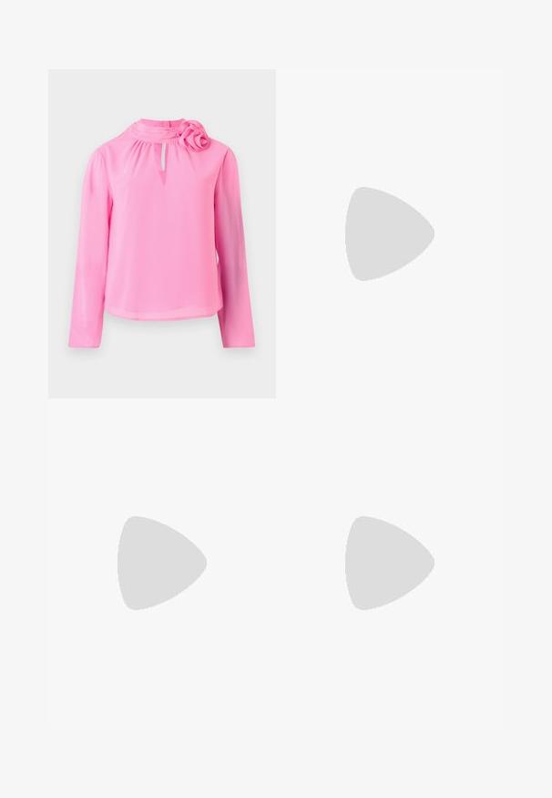 Top rose à manches longues en tissu léger, avec col montant, détail en trou de serrure et accent décoratif en forme de rose sur l'épaule.; Jupe blanche à boutons, fabriquée en tissu léger, dotée d'une bordure en dentelle et de motifs brodés aux ourlets et aux sections médiane.; Ballerines en cuir verni bordeaux avec un bout rond, un petit nœud décoratif à l'avant et une semelle en caoutchouc noire basse. Texture lisse.; Pochette rectangulaire blanche en matériau brillant, avec une bandoulière en chaîne argentée. Le modèle pose en mettant en valeur le sac contre un fond uni.