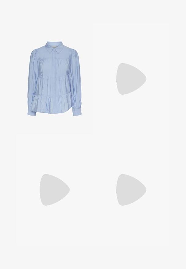 Bluză bleu deschis, fabricată dintr-un material lucios, cu guler clasic, închidere cu nasturi, mâneci bufante și un tiv stratificat, cu volane.; Fustă tricotată cu motive rayée în nuanțe de portocalie, roz, crem și galben, cu talie cu șnur și ciucuri decorative.; Mocasin din piele neagră cu toc mic pătrat, vârf rotunjit, bandă decorativă și detaliu de cusătură texturată pe partea superioară. Finisaj neted.; Colier din aur roz cu un pandantiv în formă de lebădă, embellisat cu cristale clare. Lanțul are un design delicat cu verigi.