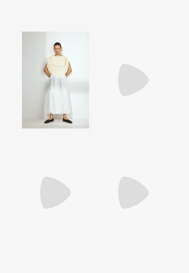 Haut drapé en crème clair, jupe blanche fluide et chaussures noires à enfiler. Textures de tissu lisses, design simple, longueur genoux. Style minimaliste.; Jupe blanche, longueur cheville, en tissu léger ; dotée d'une taille élastique et d'un délicat motif floral sur l'ensemble.; Tongs jaunes avec une semelle texturée, des sangles transparentes ornées d'accents en perles et en étoiles, et un design lisse et minimaliste.; Sac tote en cuir marron avec une texture douce, offrant un design spacieux et une seule sangle. Porté avec une veste en jean bleu.