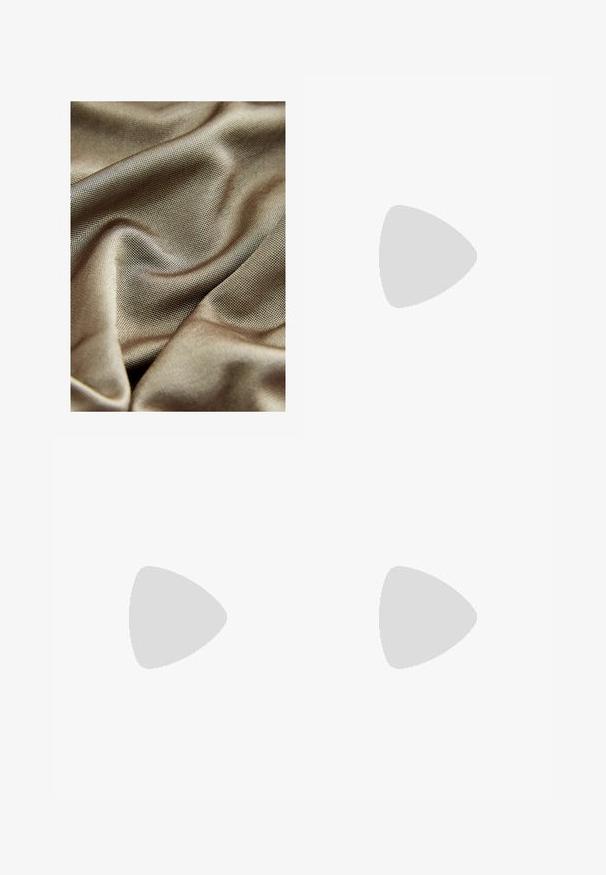 Tessuto metallico liscio di un colore oro tenui, caratterizzato da una fine trama testurizzata e una caduta morbida con qualità riflettenti delicate.; Gonna di jeans a stampa leopardata con design attillato, motivo nero e marrone su una base beige chiara, dotata di tasche frontali e vita classica.; Stivale nero lucido alla caviglia con suola spessa e tonda, vista laterale su sfondo grigio chiaro uniforme.; Borsa a spalla in pelle nera con forma arrotondata, finitura lucida e accessori in argento. Persona che indossa pantaloni ampi neri e mocassini con borchie.