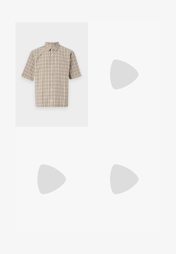 Tre canottiere in bianco, grigio e nero. Ognuna presenta un classico design senza maniche, realizzata in leggero cotone con una texture a costine.; Camicia a maniche corte a quadri in beige e bianco, con colletto, bottoni e taschino sul petto. Realizzata in un tessuto testurizzato.; Pantaloni bianchi a gamba larga con pieghe sul davanti, chiusura a un bottone e tasche laterali. Texture liscia e design sartoriale.; Timberland CLASSIC BOAT - Scarpe da barca - medium brown