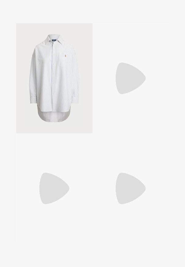 Camisa de botão riscada em azul claro e branco, com um bolso no peito e um pequeno logótipo. Feita de um tecido suave com um corte descontraído.; Calças bege em algodão, com corte reto, fecho de um botão e vincos frontais visíveis. Barra limpa e sem padrões.; Sapato de salto alto em camurça roxa, com bico fino, design elegante e salto de aproximadamente 7,5 cm. Interior suave e detalhes mínimos.; Bolsa de ombro castanha em couro com um formato curvo e detalhes em metal dourado. O modelo veste um suéter de malha com padrão de corda em tom creme e jeans azuis.