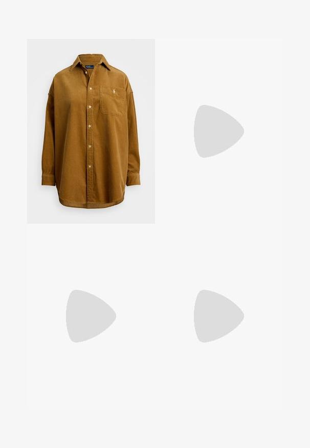 Hnědá manžestrová košile s límcem na knoflíček, přední kapsou a vyšitým logem. Obsahuje vertikální žebrování a dlouhé rukávy.; Béžové kalhoty širokého střihu s vysokým pasem, sklady vpředu a hladkým povrchem, doplněné světlými podpatky.; Černé lakované kožené lodičky na pásku s špičatou špičkou a geometrickým blokovým podpatkem. Vyznačují se elegantním, minimalistickým designem a hladkým povrchem.; Černá kožená kabelka s křivkovým tvarem, odnímatelným popruhem a zlatými detaily. Kabelka má klopu s přezkou.