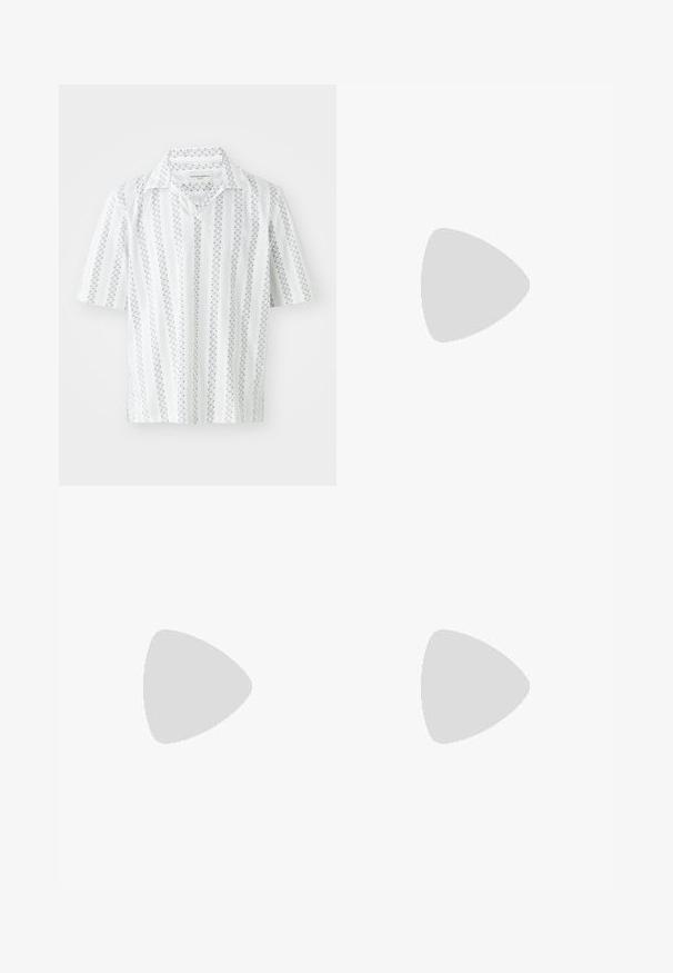 Kurzarmhemd aus weißem Stoff mit dünnen, navyblauen vertikalen Streifen und gepunkteten Mustern. Verfügt über einen klassischen Kragen und eine lockere Passform.; Gestreifte Hosen in einem hellen Creme-Ton mit dünnen grauen vertikalen Streifen. Sie besitzen einen elastischen Bund und einen geraden Schnitt.; Schwarze Lederloafer mit einem eleganten Design, das dezente Nähte und einen niedrigen Absatz aufweist, vor einem schlichten weißen Hintergrund präsentiert.; Schwarze Leder-Crossbody-Tasche mit vertikalen Streifen in Rot, Weiß und Beige. Verfügt über einen oberen Griff und einen verstellbaren Riemen. Zipper-Verschluss sichtbar.