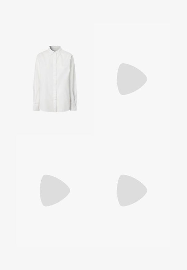 Hvid langærmet skjorte med knapper lavet af bomuld, med en klassisk krave, knaplukning og en let buet bund.; Brun mini nederdel lavet af glat stof. Har en tætsiddende talje med to knapper foran. Enkelt design, ingen mønstre eller yderligere detaljer.; Sorte læder høje hæle med rund tå, udskårne sider og en kraftig hæl. Glat tekstur med minimal detaljer.; Sort kviltet læder håndtaske med guld kædeled og logo detaljer. Rektangulær form, glat tekstur, med en klaplukning.
