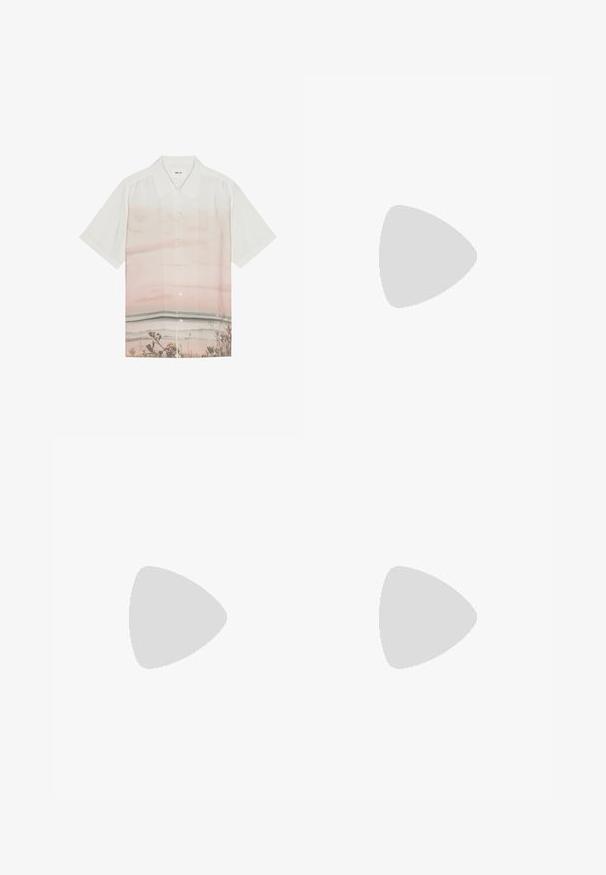 Chemise à manches courtes en tissu blanc dotée d'un design dégradé avec des teintes rose pâle et d'une impression de scène de plage en bas. Fermeture à boutons.; Chemise à manches longues en vert muted avec un motif texturé, décolleté rond et manches raglan, fabriquée en tissu doux et léger.; PULL&BEAR MEGA BAGGY - Jean boyfriend - light grey; Baskets bleu clair et marron avec un dessus en maille texturée, un design en couches, des accents réfléchissants et une semelle intermédiaire crème rembourrée.