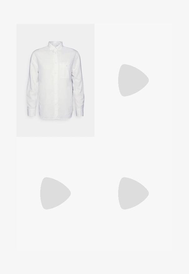 Fekete, hosszú ujjú póló V-nyakkal, puha anyagból készült, egyenes fazonú, látható minták vagy díszítések nélkül.; Hosszú ujjú fehér ing, pamutból készült, gombos gallérral, elülső zsebbel és normál szabással. Texturált anyag, sima felülettel.; Fekete, pliszírozott nadrág, egyenes, széles lábakkal. Sima anyagból készült, gombos záródással és övhurkokkal rendelkezik.; Fekete bőr loaferek sima textúrával, kerek orral és dekoratív pánttal a vampnál. Alacsony, rétegelt sarkú, minimalista dizájn.