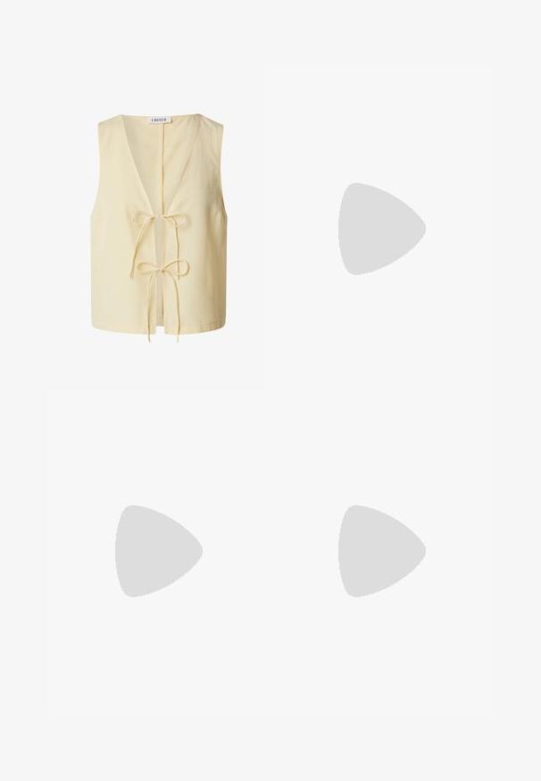 Gelbes ärmelloses Top mit V-Ausschnitt, ausgestattet mit einem Frontbindeband und leichtem Stoff. Einfaches Design ohne Muster oder Akzente.; Schwarzer Pünktchen-Midi-Rock aus leichtem Stoff, mit figurbetonter Form und glatter Textur. Der Saum endet knapp unterhalb des Knies.; Gelbe Flip-Flops mit strukturiertem Fußbett und dünnen Riemen. Markenname "self." ist auf der Oberseite geprägt. Einfaches Design und weiches Material.; Schildpatt-Sonnenbrille mit breitem, kantigem Rahmen und braunen Gläsern. Sie verfügt über schmale Bügel mit einem glatten, glänzenden Finish.; Geflochtener beigefarbener Strohsack, verziert mit weißen kreisförmigen Muschelakzenten, mit einer abgerundeten Form und strukturierter Oberfläche.