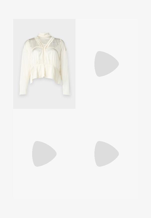 Blouse crème raccourcie à manches longues, col haut, détails plissés sur la poitrine et tissu lisse et texturé.; Mother THE HUSTLER ROLLER SNEAK - Jean droit - karaoke in kyoto; Bottes noires en cuir à talon carré et bout pointu, associées à un pantalon argenté brillant, mettant en valeur des textures épurées et des couleurs contrastées.; Sac seau en cuir noir avec une finition texturée, accents en matériel doré et une ouverture en haut. Il dispose d'une courte poignée et d'une sangle d'épaule réglable.