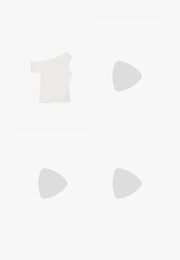 Asymetrický bílý top vyrobený z hladké látky, s jedním krátkým rukávem a jedním bezramenním designem, s čistým, minimalistickým vzhledem.; Námorně modrá sukně do kolen vyrobená z měkké, elastické tkaniny. Má hladký pás a jednoduchý design bez vzorů nebo ozdob.; Bershka Sandály na vysokém podpatku - black; Džínová kabelka s zakřiveným tvarem, světle modré barvy, nastavitelným ramenním popruhem a malou odnímatelnou kapsičkou s metalickými akcenty.