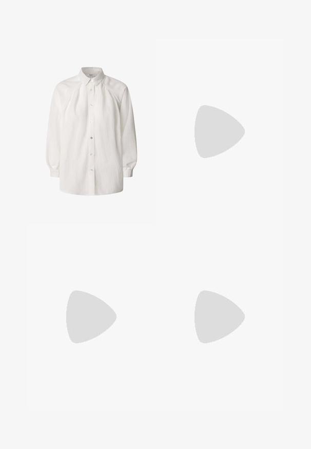 Hvid skjorte med knapper lavet af et tekstureret stof. Har en klassisk krave, lange ærmer og diskrete lodrette striber. Sølvknapper ned langs fronten.; Lysblå denimshorts med en rå kant, der har fem lommer, knaplukning og syet detaljer langs sømmene.; Sort læderpumps med rund tå og mellemblokhæl. Glat tekstur med minimal detaljer, udstyret med en diskret elastisk åbning.; Hvid rektangulær clutch-taske lavet af skinnende materiale, med en sølv kædetransport. Modellen poser, mens hun fremviser tasken mod en ensfarvet baggrund.