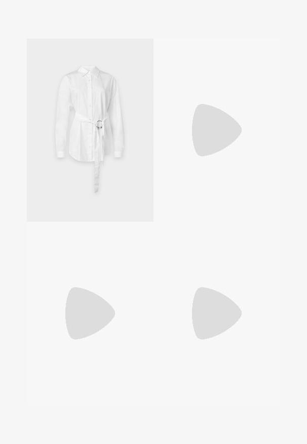 Chemise blanche à manches longues, taille ceinturée avec une bague en métal, coupe ajustée et en coton lisse.; Pantalons larges présentant un motif tie-dye bleu et blanc avec une taille élastique. Fabriqués à partir d'un tissu léger et respirant.; Loafer en cuir blanc avec une semelle plateforme noire épaisse, présentant une boucle rectangulaire en argent et des détails de couture visibles sur la tige.; Sac à main en cuir noir avec un design froncé, fermeture à double cordon et bandoulière amovible. Présente un détail de logo métallique.