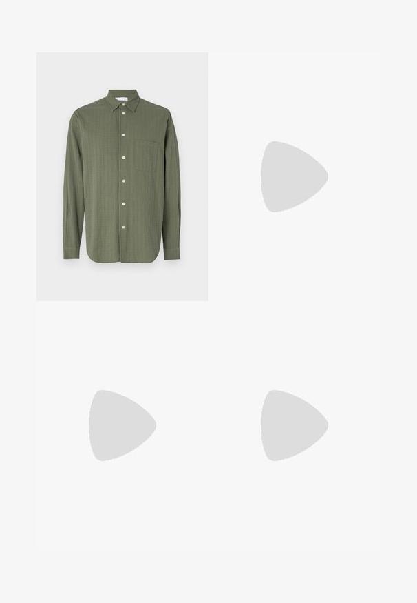 Ilgiem piedurknēm krekls olīvzaļā krāsā, teksturēta auduma, ar pogu aizdari priekšpusē, viena krūšu kabata un klasiskā apkakle.; Bāla kokvilnas t-kreklu ar brīvu piegulšanu, kuram uz kreisā krūšu apvidus ir neliels melns grafiskais logotips. Īsas piedurknes, apaļas kakla izgriezums.; Jūras zilas, taisnas kājas kokvilnas chinos bikses ar vienu pogu un slīpiem sānu kabatām. Gluda tekstūra ar minimālu krokām.; Melna ādas vīriešu loafer kurpe ar metāla sprādzi, zemu papēdi un zīmola zoli, attēlota no sāniem uz baltā fona.