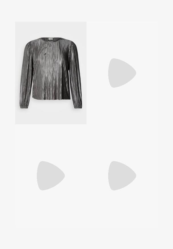 Srebrna bluzka z długim rękawem o falistym, teksturowanym wzorze, z okrągłym dekoltem i ściągaczami na mankietach. Gładki, błyszczący materiał.; Czarne legginsy w elastycznym, bezszwowym fasonie, o długości do połowy łydki, gładkiej fakturze oraz elastycznym pasie dla wygody.; Czarne sandały na obcasie z prostokątnym noskiem i niskim słupkowym obcasem. Posiadają wiele cienkich pasków i regulowany pasek na kostkę. Wykonane z gładkiej skóry.; Czarna skórzana torba tote o gładkiej fakturze, usztywnionym kształcie, dwóch uchwytach oraz wyraźnym srebrnym zapięciu na przodzie.; Jasne i bursztynowe pierścionki z żywicy, jeden gładki i przezroczysty, drugi z teksturowanym, bursztynowym wykończeniem. Oba mają zaokrąglone, masywne kształty.