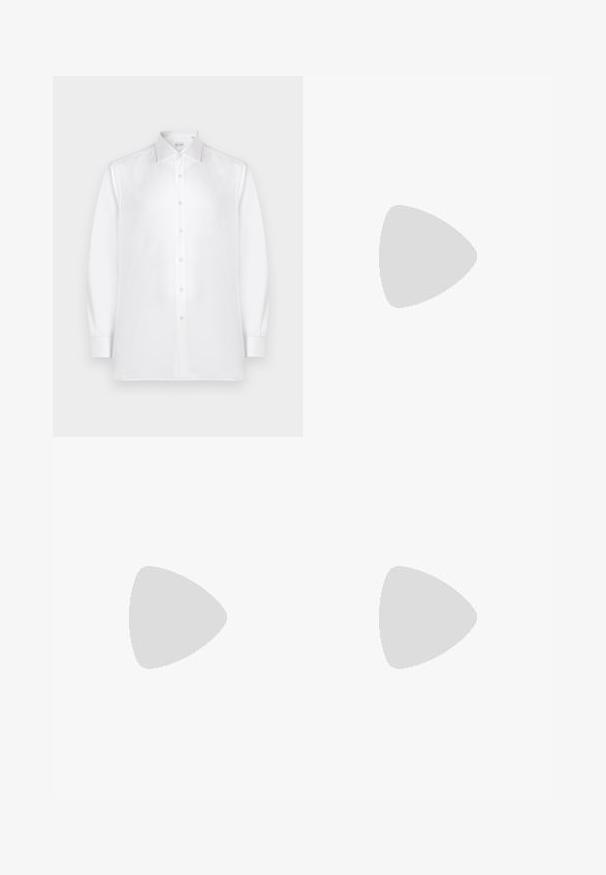 Balts garām piedurknēm pogājams krekls izgatavots no gludas auduma, ar standarta apkakli un rindu pērlēm līdzīgu pogu gar priekšpusi.; Melni, teksturēti, platās kājas bikses ar gludu apdari un redzamām šuvēm; iekļauta birka, kas pievienota ar sudraba krāsas piederuma cilpu.; Melna ādas kleitkurpe ar gludu virsmu, noapaļota purngala, piecām acīm šņorēšanai un zemu bloku papēdi. Minimalistisks dizains ar smalku adījumu.; Melnas auduma iepirkumu soma ar melnām ādas rokturiem. Vienkāršs dizains, plaša forma un gluda tekstūra. Nav redzamu logo vai rakstu.