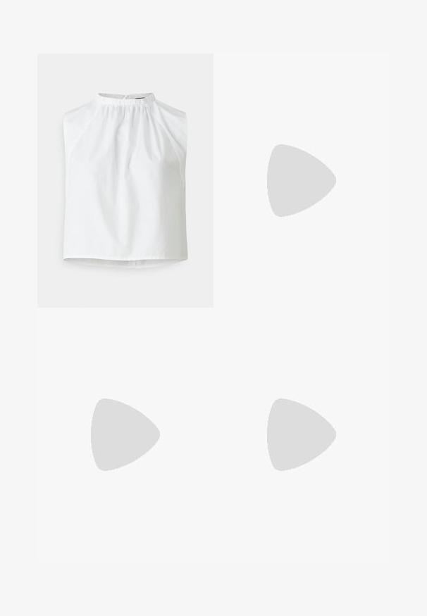 Hvit ermeløs topp med høy hals, samlet detaljering og en løs passform. Laget av glatt stoff med et rent, minimalistisk design.; Sorte vide benbukser laget av glatt stoff, med en klassisk midje og en skreddersydd silhuett med frontlommer.; Sorte lærsandaler med tynde stropper og en spænde om anklen. Flad sål med tekstureret overflade og zigzagkant. Minimalistisk design.; Beige lærveske med en strukturert, trekantet form, som har et sølvfarget kjedehåndtak og en skrifttype-logo i metall.