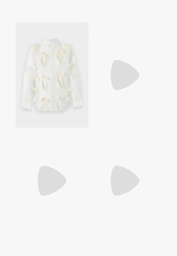 Camicia bianca con bottoni, caratterizzata da diversi fiocchi in raso color crema, texture verticale e un classico colletto.; Tessuto a fantasia blu e viola con una texture liscia, caratterizzato da forme astratte e una vita aderente. Vista ravvicinata dei dettagli dell'indumento.; Pantofole da balletto nere in pelle con punta arrotondata, texture liscia, dettagli di cucitura minimi e design con suola flessibile.; Borsa a tracolla in pelle marrone, di forma rettangolare, con una tracolla rimovibile e dettagli in metallo argentato. Presenta due etichette attaccate al manico.