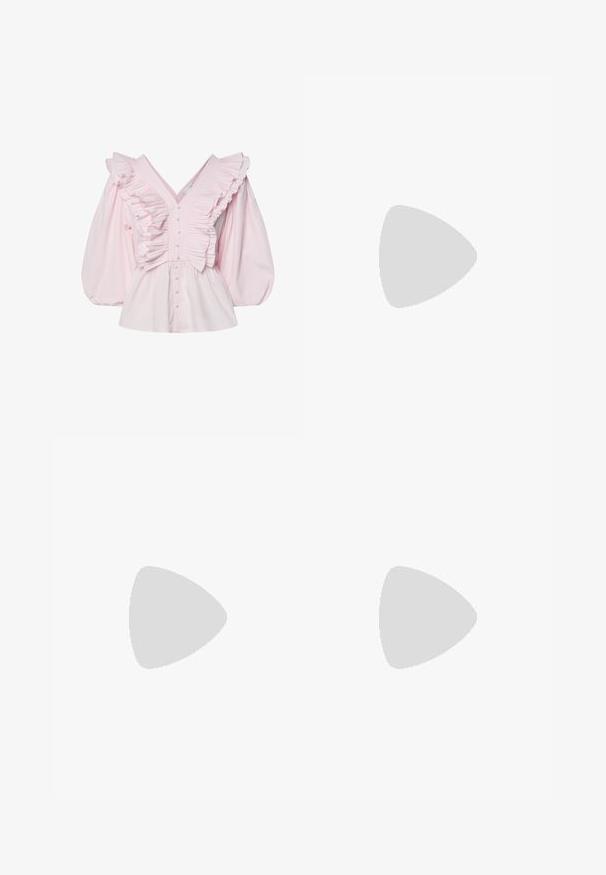 Pink bomuldsbluse med en dyb V-udskæring, rynkede detaljer langs kroppen og voluminøse puffede ærmer med knaplukning.; Denim mini skirt med et blå og lilla tie-dye mønster, fem-lomme design og frontknaplukning med sølvhardware.; Denim flad sko med firkantet tå, sorte laklæderdetaljer, guldfarvede spænder og justerbare ankelremme. Ensfarvet blå.; Brun stof skuldertaske med en bred, rundet krop og et stort udsnit håndtag. Blød tekstur, minimalistisk design og ingen synlig hardware.