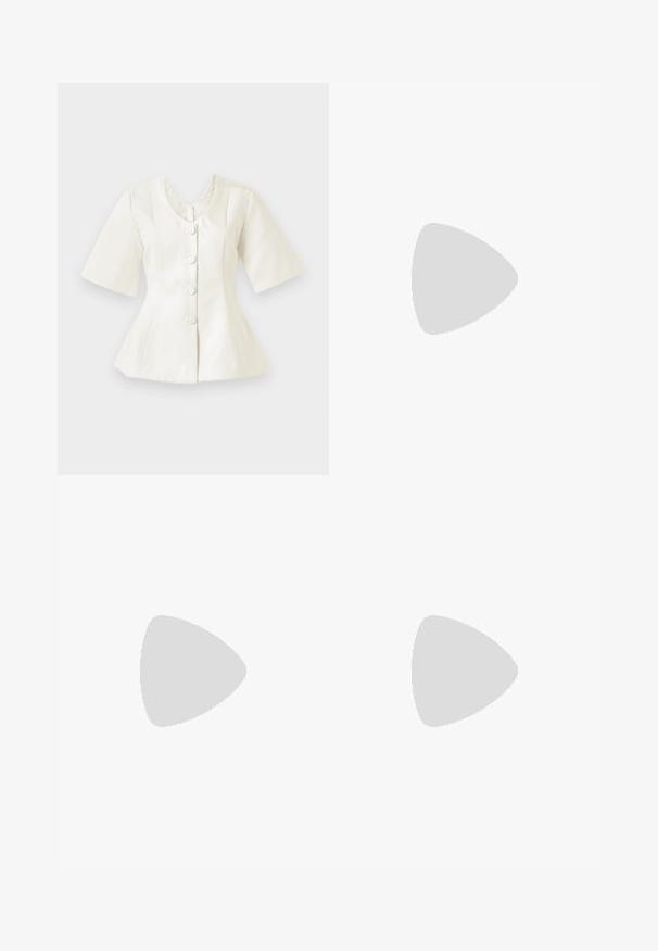 Hvid tætsiddende bluse lavet af glat stof, med V-halsudskæring, korte ærmer, fem store knapper og en peplum-nederdel.; Sort plisseret midi-nederdel med en glat, elastisk talje og en transparent overlayer, der har fine lodrette plisseringer i hele stoffet.; Sorte slingback høje sko med spidse tæer, glat lædermateriale og et elegant, minimalistisk design. Høj stiletto hæl.; The Kooples SAC - Håndtasker - blue
