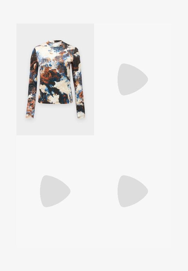 Čierne bavlnené tričko s potlačou "MOSCHINO" z kamienkov cez hruď a menším textom „Milano“ pod ním. Klasický design s okrúhlym výstrihom.; Rukávová blúzka v kombinácii modrých, hnedých a krémových abstraktných vzorov. Mäkká látka s priliehavým strihom a vysokým golierom.; Čierne rozšírené džínsy vyrobené z denimu, s dvoma prednými vreckami, zapínaním na gombík a hladkým povrchom. Viditeľné podpisové šitie na švoch.; Čierne chelsea čižmy vyrobené z hladkej kože s elastickými bočnými panelmi, hrubou, ryhovanou gumovou podrážkou a pútkom vzadu.; Strieborná metalická kabelka s okrúhlo trojuholníkovým tvarom, s logom, reťazovým popruhom a hladkou textúrou. Zips na bočnej strane.