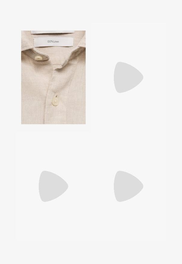 Béžová ľanová košeľa s jemnou textúrou, golierom a dvoma gombíkmi vyrobenými z krémoplastu. Na štítku sa píše "100 % ľan."; Bežové bavlnené nohavice so strihom rovného legu, s predným zipsom a zapínaním na gombík, hladkou textúrou a minimalistickým dizajnom.; Hnedá kožená kotníková obuv s špicatou špičkou, elastickými bočnými panelmi, textúrovaným detailom na prednej strane a nízkym vrstveným podpätkom.; Čierne obdĺžnikové slnečné okuliare s tmavými sklami, vyrobené z hladkého plastu. Majú zlaté písmená na boku, elegantné ramená a moderný dizajn.