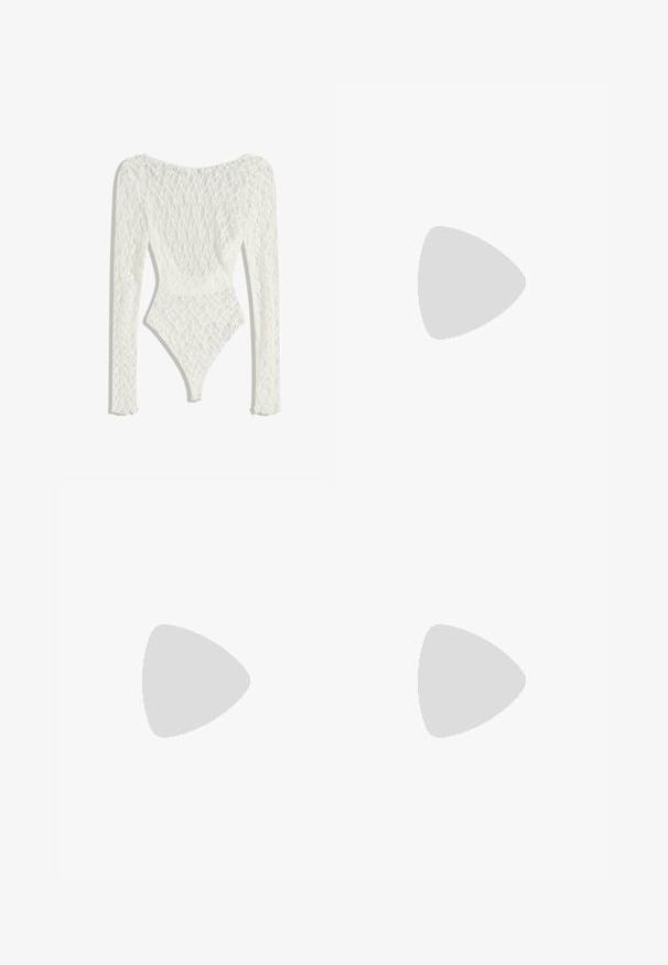 Valkoinen pitsiset bodysuit pitkähihaisilla hihoilla, jossa on kudottu kuvio ja matala selkädesign, kapeneva korkeaan lahkeeseen.; PULL&BEAR SHORT SLEEVE - Printtipaita - grey; Mustat leveälahkeiset housut, joissa on joustava vyötärö, sileä pinta ja kaksi etupuolelle ommeltua laskosta lisäyksinä.; Stradivarius Korolliset saappaat - black