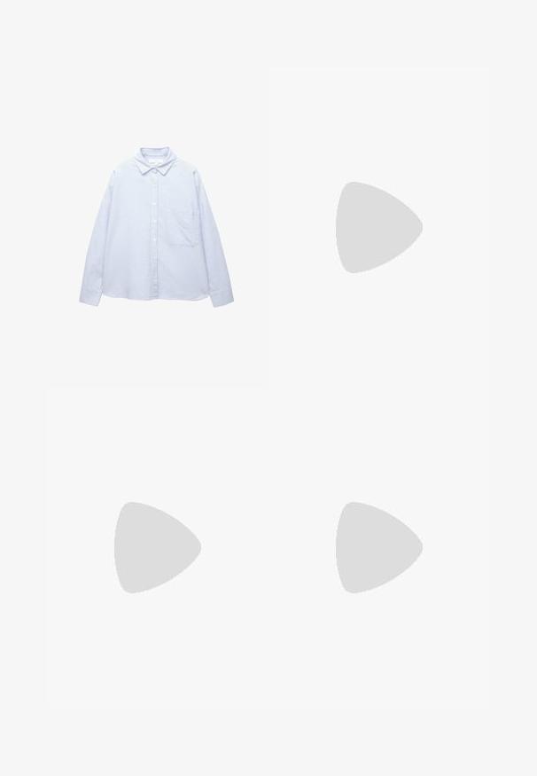 Lichtblauw en wit verticaal gestreept overhemd met lange mouwen, knopen en kraag, en een borstzakje.; Witte katoenen tanktop met brede schouderbanden, een ronde halslijn en een gladde, geribbelde textuur. Geen patronen of accenten aanwezig.; Zwarte wijde pantalon van soepel materiaal. Voorzien van plooien aan de voorkant, een tailleband met riemlussen en een getailleerd silhouet.; Zwarte Adidas Superstar sneaker met witte strepen, schelpneus en 'Superstar' tekst aan de zijkant, afgebeeld in zijaanzicht op een witte achtergrond.; Bruine totebag met een gebogen vorm, met een grote uitsnijding voor het handvat, versierd met zilveren studs langs de rand. Gemaakt van zachte stof.