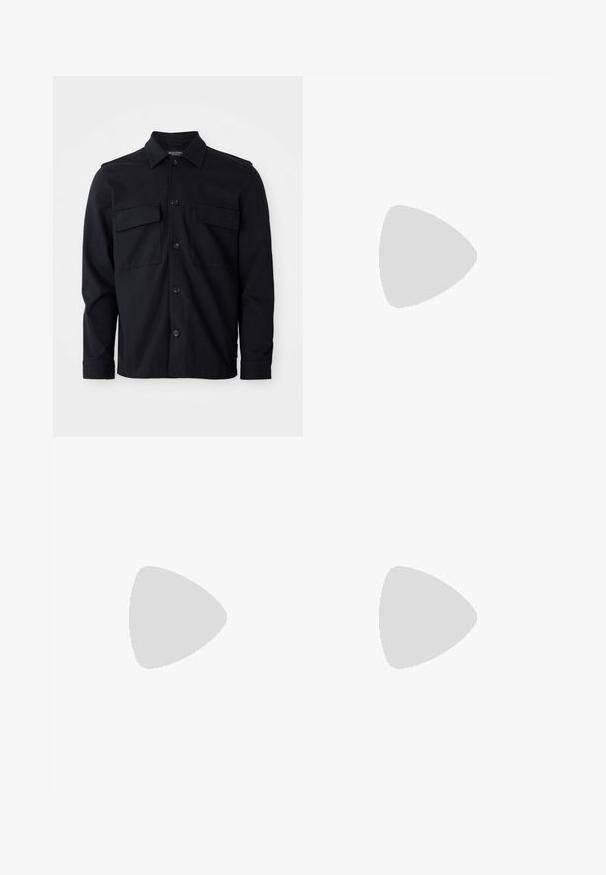 Sort langærmet skjortejakke med krave, frontknaplukning og to brystlommer på en ensfarvet hvid baggrund.; Hvid fodboldtrøje med lange ærmer og ribbet tekstur, sort krave og manchetter, med sort Adidas-logo og cirkulært grafisk emblem.; Sorte skræddersyede bukser med frontfald, knaplukning og bæltestropper, præsenteret på en hvid baggrund.; Hvide Adidas Samba sneakers med sorte striber, sorte snørebånd, beige suede hæl og gummigummisål, vist i venstre sideprofil.