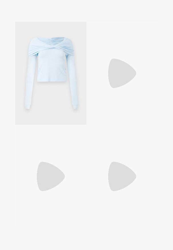 Lichtblauw langemouwtop met gathered off-shoulder ontwerp en zachte textuur, met een aansluitend lichaam en subtiele stiksels.; Marineblauwe wikkelrok van zachte, rekbare stof met een geknoopte uitstraling aan de voorkant, voorzien van een gladde textuur en op maat gemaakte randen.; Witte muiltjes met spitse neus en een lage stilettohak. Gemaakt van glad materiaal met een minimalistisch ontwerp en subtiele tan kleurige zooldetails.; Kraagloze, diep rode jurk met een gladde textuur. Voorzien van een parelketting met een decoratieve zilveren accent in het midden.