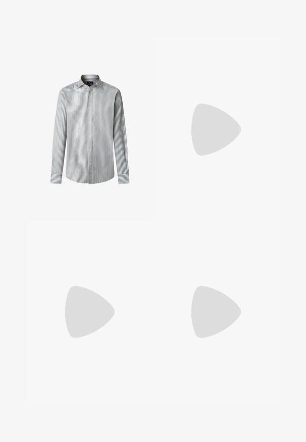 Koszula w paski, długie rękawy, z pionowymi paskami w jasnoniebieskim, granatowym i białym kolorze, z klasycznym kołnierzykiem i standardowym krojem.; Biała bawełniana koszulka z okrągłym dekoltem noszona z granatowymi spodniami w kant i brązowym skórzanym paskiem z złotą klamrą.; Czarne spodnie wizytowe o dopasowanym kroju, z gładką teksturą, prostymi nogawkami i pętelkami na pasek, w zestawie z wypolerowanymi czarnymi butami wizytowymi.; Czarne skórzane botki Chelsea z elastycznymi panelami bocznymi, okrągłym noskiem i wytrzymałą gumową podeszwą z pętelką na pięcie dla łatwego zakładania.