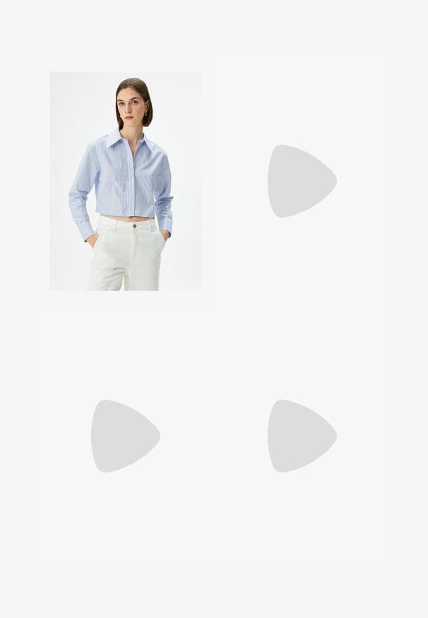 Kortærmet blå og hvid stribet skjorte med spids krave, knaplukning og lange ærmer, båret med hvide højtaljede bukser.; Sort langærmet top med en cowl-hals, lavet af et blødt, glat stof; tætsiddende design med lige kant og uden synlige sømme.; Mørkeblå denimbukser med lige ben, der har fem lommer og opkrøllede ærmer med lyseblå kontrastsyning.; Sorte ruskinds sneakers med hvide detaljer og et guldlogo. Båret med lyseblå denimjeans og sat på en struktureret blå overflade.