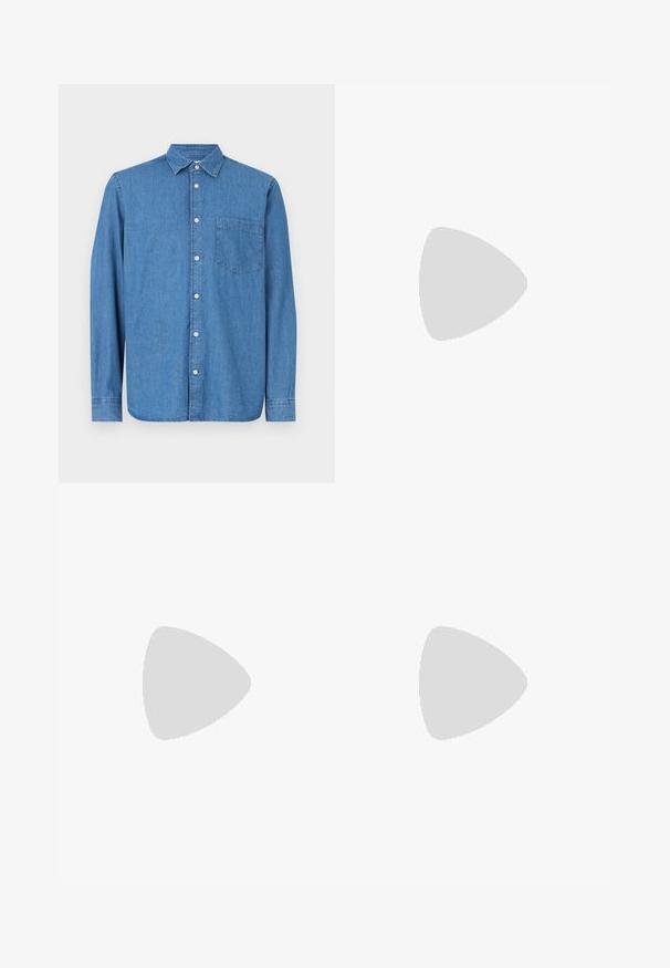 Blå kortærmet T-shirt med rund hals og stort mørkeblå "GAP"-tryk over brystet.; Denimskjorte, lys blåt, lange ærmer, knaplukning foran, krave, enkelt brystlomme, lige kant, subtil tekstur, afslappet design.; Tre par shorts: marineblå, lysegrå og beige, alle lavet af glat stof, med forlommer og knaplukninger.; Lysebrun atletisk sko med en mesh-overdel, syntetiske detaljer og en polstret sål. Har et reflekterende side-logo og snørresystem.; Sorte firkantede solbriller med mørke linser, der har tykke plastikrammer og en metallisk detalje på stængerne. Flad design og glat overflade.; Mørkebrun ruskinds weekendtaske med læderhåndtag og en justerbar skulderrem, som har en top lynlås lukning.