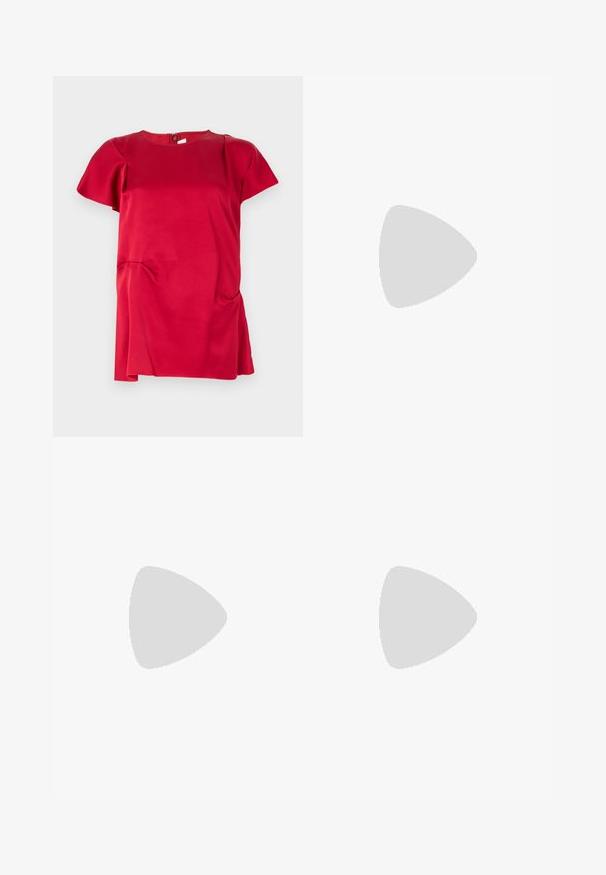 T-shirt vermelha de manga curta com decote redondo, apresentando um fecho com zip na parte de trás e um detalhe franzido na lateral para maior textura.; Calças de ganga flare azul claro com cinco bolsos, passadores de cinto, fecho de botão e uma textura ligeiramente desbotada, apresentando um detalhe de logotipo vermelho na parte de trás.; Tênis atléticos cinzentos com um cabedal em malha e camurça, atacadores brancos e sola preta. Apresenta um proeminente logótipo "N" e colarinho acolchoado.; Bolsa tote de camurça verde escura com alças longas em pele preta, design angular e detalhe em logo dourado na parte inferior. Forma texturizada e estruturada.