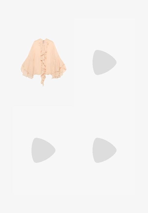 Pfirsichfarbene Chiffonbluse mit gerüschter Vorderseite, ausgestellten Ärmeln und einer Bindeschließe am Hals. Weiche Textur und fließende Silhouette.; Olivegrüne weit geschnittene Hose aus strukturiertem Stoff, mit vorderen Falten und Reißverschluss, gerader Schnitt und ohne sichtbare Taschen.; Grüner Wildleder-Pumps mit kitten Heel und spitzer Zehenform, mit dekorativer, glitzernder Schnalle auf der Vorderseite, seitlich auf weißem Hintergrund dargestellt.; Gewebte Handtasche in Olivgrün mit einer geräumigen, runden Form und einem einzelnen, verlängerten Tragegriff. Strukturiere Oberfläche.