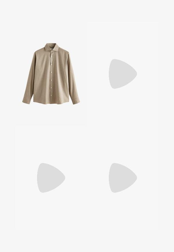 Langærmet lys brun skjorte med knapper i et tekstureret stof. Har en klassisk krave og hvide knapper langs fronten.; Next REGULAR FIT -CHECK SMART - Chino - black; Brune læder dress sko med spids tå, udstyret med to justerbare spænder og et slankt, lavt profil design. Flad sort gummisål.; Mørkebrun ruskinds weekendtaske med læderhåndtag og en justerbar skulderrem, som har en top lynlås lukning.