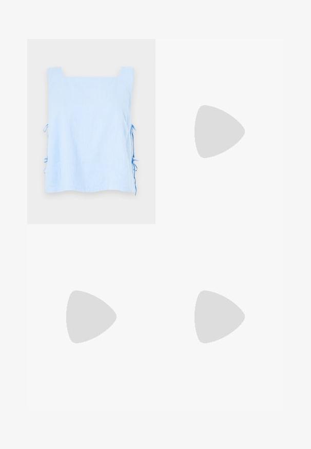 Heledasinine linane topp ruudukujulise kaelusega ja küljesidemetega. Omab siledat tekstuuri ning lahtist, kastjat vormi. Rafineeritud ja minimalistlik disain.; Kerge kangast lilleline flanelli seelik, millel on rippuv äär ja roosa ja rohelise mustri segu heledal taustal.; Kollane kooritud lame sandaal, millel on kaks risti rihma, sõlmepunkt ees ja madal pruun tald.; Kergelt tan värvi seemisnahast kott ümmarguse kuju ja kahe lühikese nahkkäepidemega, mille esiosal on diskrreetne logo detail. Sile tekstuur minimaalsete aktsentidega.