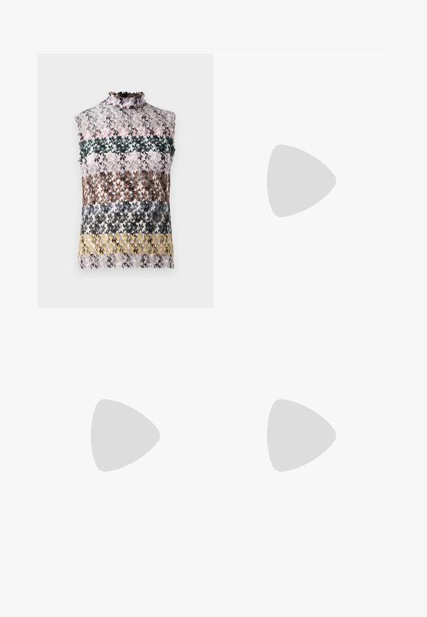 Camisa de manga corta con un patrón multicolor de zigzag en rosa, negro y crema, con mangas negras y un escote redondeado.; Top sin mangas con un alto cuello con volantes, que presenta rayas horizontales de encaje floral multicolor en tonos rosa, verde, marrón y amarillo.; Pantalones de pierna ancha en tejido gris oscuro con un patrón de espiga, cintura elástica y textura suave, diseñados para la comodidad y versatilidad.; Zapato de tacón alto de cuero negro con puntera cuadrada y un tacón negro brillante de forma única. Textura suave y diseño sencillo.