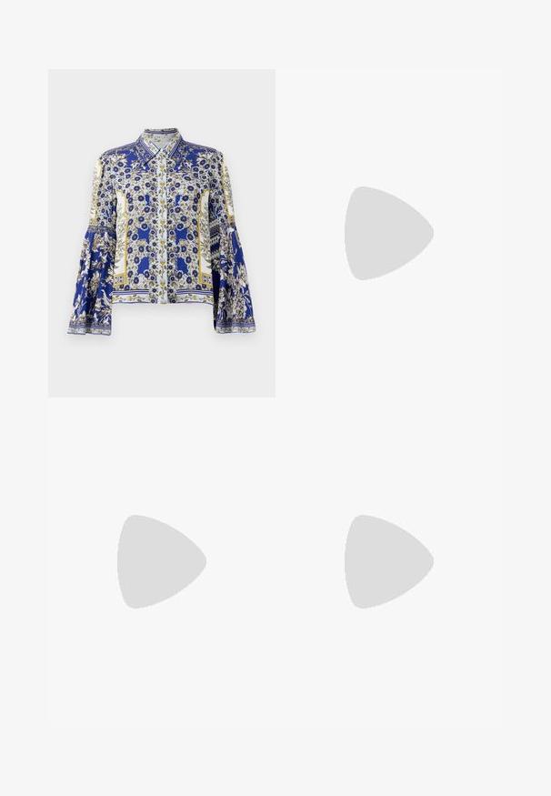 Alice + Olivia MICAH MUSCLE TANK - Topp - twist and shout; Sinine ja valge pluus, millel on lillemustrid, krae ja laiad varrukad, valmistatud kergest kangast, millel on sile tekstuur.; Sinised laiad denimpüksid vöörihmadega, nööbiga kinnitamine ja nähtavad õmblustead, valgel taustal.; Valge ribaga lühike T-särk, helesinised laiad teksad ja valged tossud. Hoides roheline ja valge triibuline kott.