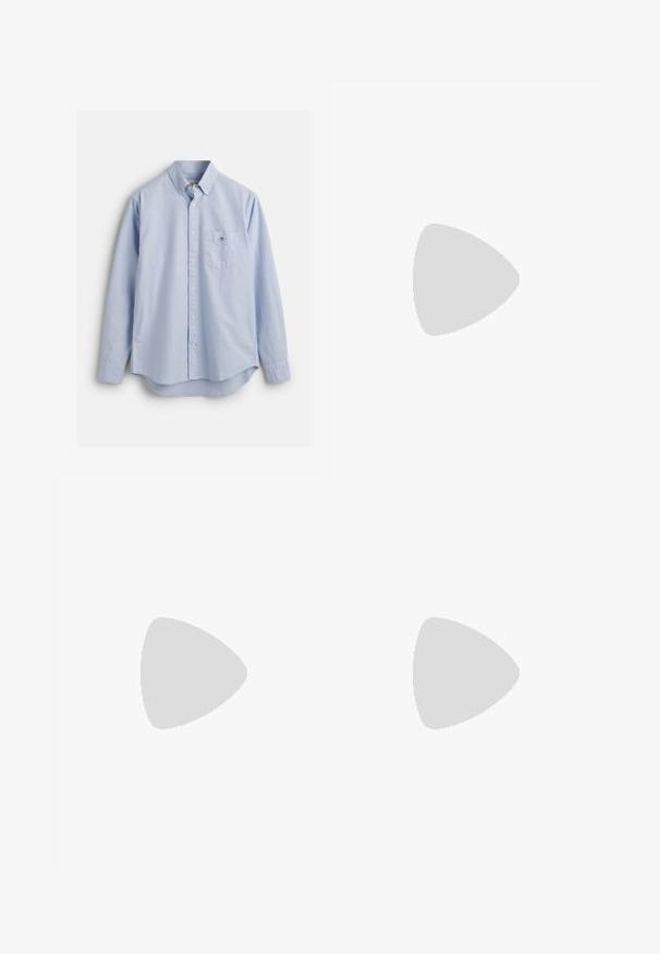 Levi's® Polotričko - dark charcoal heather; Světle modrá košile s dlouhým rukávem a knoflíkovým zapínáním, s límečkem, kapsou na prsou a zakřiveným lemem. Vyrobena z měkké látky s hladkou texturou.; Černé slim-fit džíny s pěti kapsami a zapínáním na knoflík, vystavené v rovině na bílém pozadí.; Bílé sportovní boty se stříbrnými a černými akcenty, síťovaný svršek, texturovaný design, polstrovaná podrážka a flexibilní vzor podrážky.