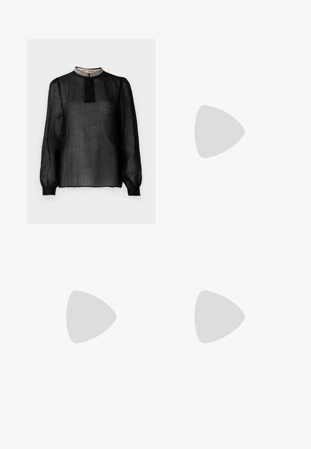 Černá, průhledná blůza s dlouhým rukávem, s plisovaným designem, vysokým límcem zdobeným korálky a elastickými manžetami.; Černá mini sukně z flitrů s diamantovým vzorem, s texturovaným povrchem a přiléhavým střihem. Jednoduchý pás na vrchu.; Černé lakované lodičky s otevřenou patou, špičatou špičkou, zaobleným střihem a blokovým podpatkem. Zdobené akcentem v zlatém tónu.; Černá kabelka se strukturovaným tvarem, hladkým povrchem a kovovým uzávěrem. Kombinována s širokými černými kalhotami a sandály s otevřenou špičkou na dřevěné podlaze.