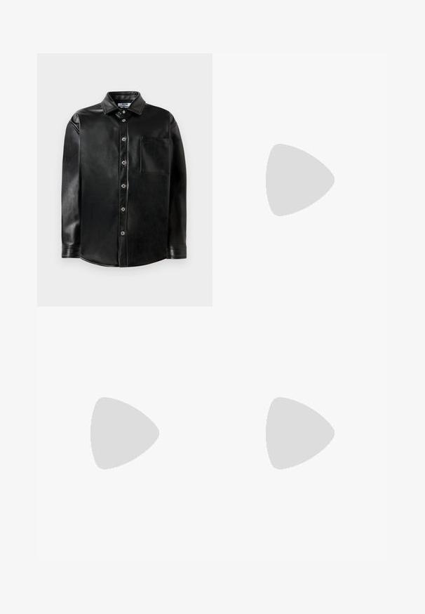 Chemise noire à manches longues en simili cuir avec boutons sur le devant, col pointu et poche sur le côté gauche de la poitrine, présentée sur un fond blanc uni.; T-shirt en coton noir à manches courtes avec col rond et étiquettes blanches attachées pendent du col sur fond blanc.; Pantalons noirs avec des coutures abstraites blanches. Comprend des poches standard, une fermeture à bouton et une coupe droite. Tissu texturé.; Baskets blanches en cuir avec une finition texturée, semelle en caoutchouc, pointe arrondie et design minimaliste. Présente un logo discret sur le côté.