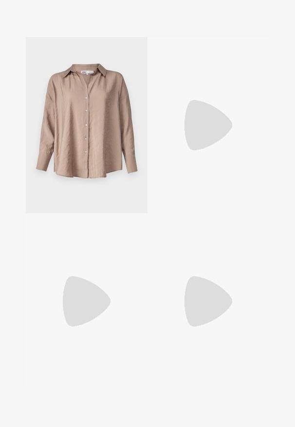 Hellbraunes, übergroßes Hemd mit Knöpfen, das einen klassischen Kragen, lange Ärmel und einen leicht strukturierten Satinstoff aufweist.; Dunkelblaue Denim-Jeans mit weitem Bein und hoher Taille, fünf Taschen, kontrastierendem orangefarbenen Nähten und einem Knopfverschluss. Glatte Textur.; Schwarze Lackleder-Slingback-High Heels mit spitzem Schuh und einem geometrischen Blockabsatz. Verfügt über ein schlankes, minimalistisches Design und eine glatte Textur.; Schwarze Leder-Hobo-Tasche mit einer glatten Textur, geschwungener Form und einem einzelnen verstellbaren Tragegurt; verfügt über eine weite Öffnung am oberen Ende.