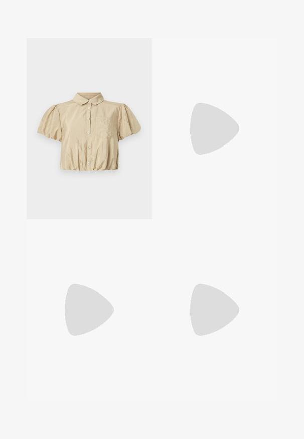 Cinq à Sept ALLINAE - Bluza s gumbima - khaki; Crne široke hlače napravljene od mekog materijala, s metalnim dugmadi na prednjim džepovima i urednim šavovima.; Crne kožne cipele s remenom oko pete, s izduženim vrhom, dekorativnim trakama s metalnim rupama i niskom blok petom. Teksturirana površina.; Crna kožna torba s srebrnim lanac strapom, s dekorativnim krilnim naglascima i bijelim šavovima duž donjeg šava.
